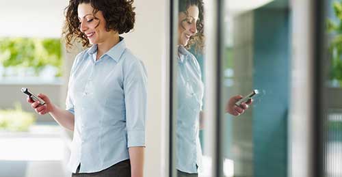 img-woman-phone